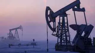 Российские нефтяные компании сталкиваются с вынужденным сокращением добычи из‑за ударов дронов по портам и НПЗ, остановки прокачки по «Дружбе» и санкций, что приводит к крупнейшему разовому спаду производства с времён пандемийного кризиса.