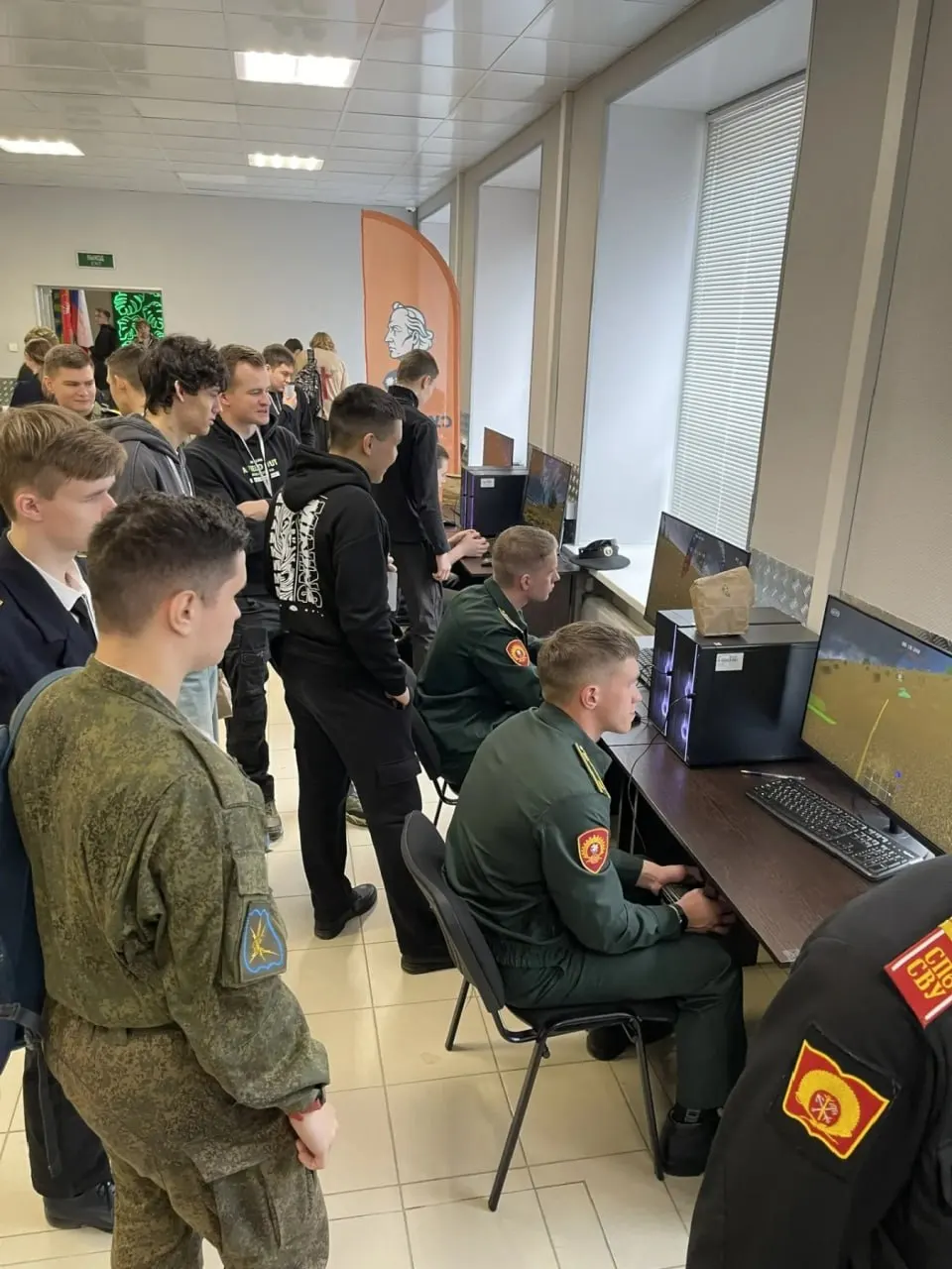 В Центре имени Суворова на Коломяжском проспекте прошёл первый этап студенческой лиги гонок дронов: около 70 студентов из 14 вузов пытаются привлечь молодёжь к беспилотной авиации. Финал назначен на декабрь, призовой фонд — 300 тысяч рублей.