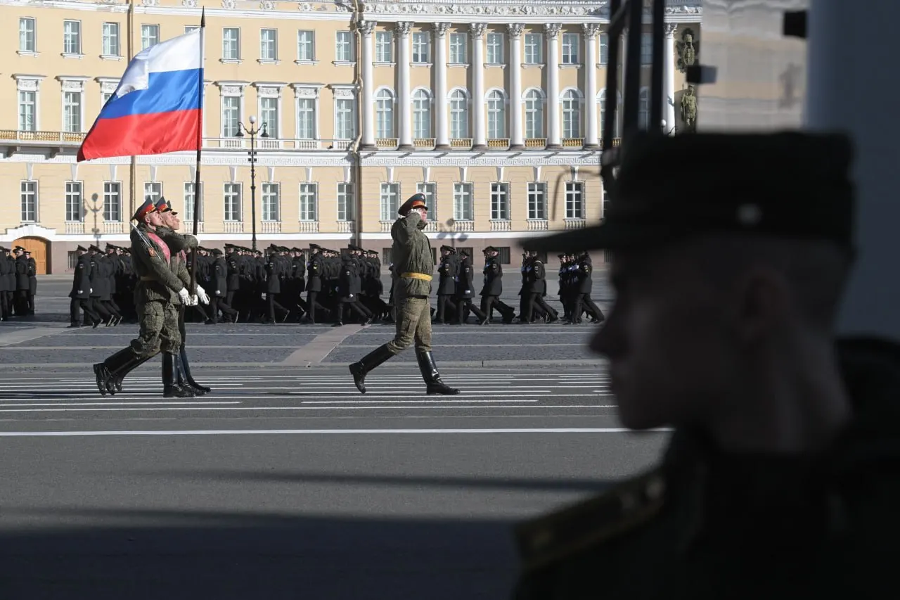 После совещания с губернатором Александром Бегловым власти пересмотрели план размещения публики на параде 9 мая: число приглашений резко уменьшено, а формат проведения «Бессмертного полка» пока не утверждён.