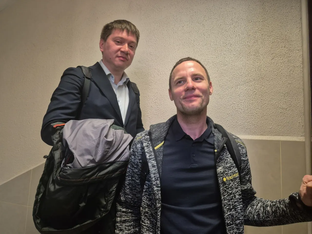Юриста Никиту Сорокина приглашали для оформления протокола: после неявки полиция перенесла процедуру и пригрозила доставкой с обвинением в неповиновении. Ленинский суд обнаружил нарушения в протоколе, а на юриста одновременно завели два административных дела о «дискредитации» армии.