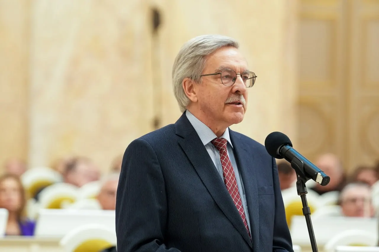 Шишлов заявил, что уступает место следующему по списку и был снят с полномочий после штрафа, который лишил его права на переизбрание.