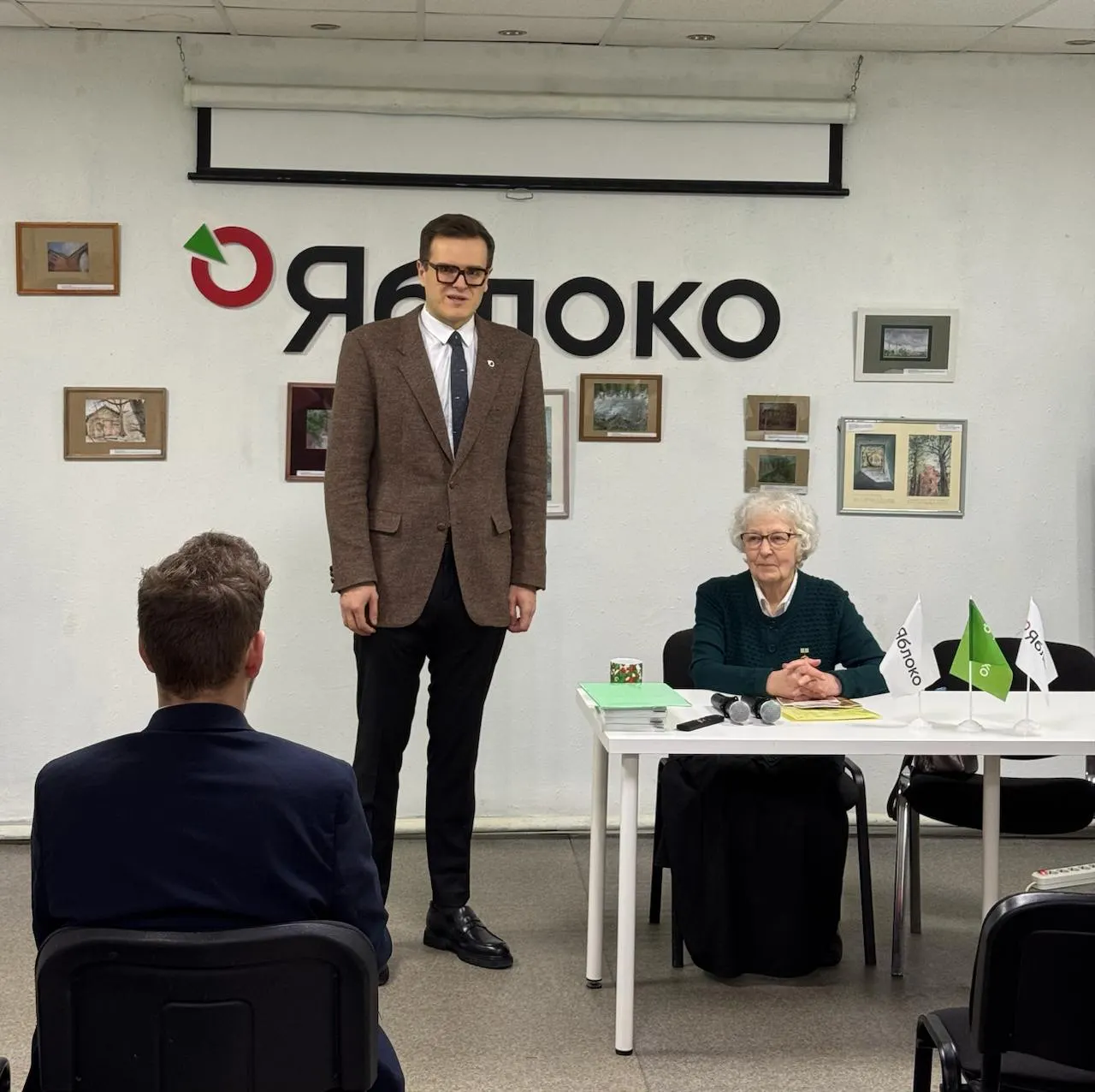 Лидер фракции «Яблоко» сообщил, что его место в Законодательном собрании может занять 34‑летний активист Дмитрий Анисимов. Он известен работой по защите городской среды и участием в сохранении исторических объектов.