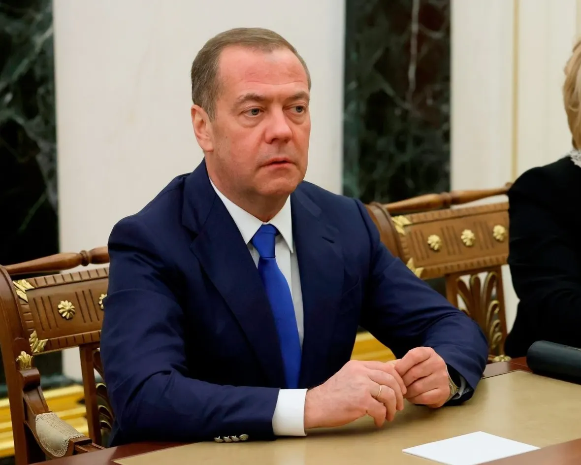 Экс‑президент и председатель партии примет участие 1 мая в Санкт‑Петербурге в форуме, посвящённом здравоохранению и поддержке семей с детьми; на мероприятии также ожидаются вице‑премьер, представитель президента и губернаторы Северо‑Запада. Ранее визиты высокопоставленных лиц в городе сопровождались масштабными пробками и ограничениями связи.