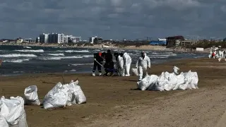 У порта Туапсе в Черном море образовалось крупное нефтяное пятно после атаки беспилотников, разлив локализуют с помощью боновых заграждений и нефтесборщиков, параллельно продолжается тушение пожара на морском терминале.