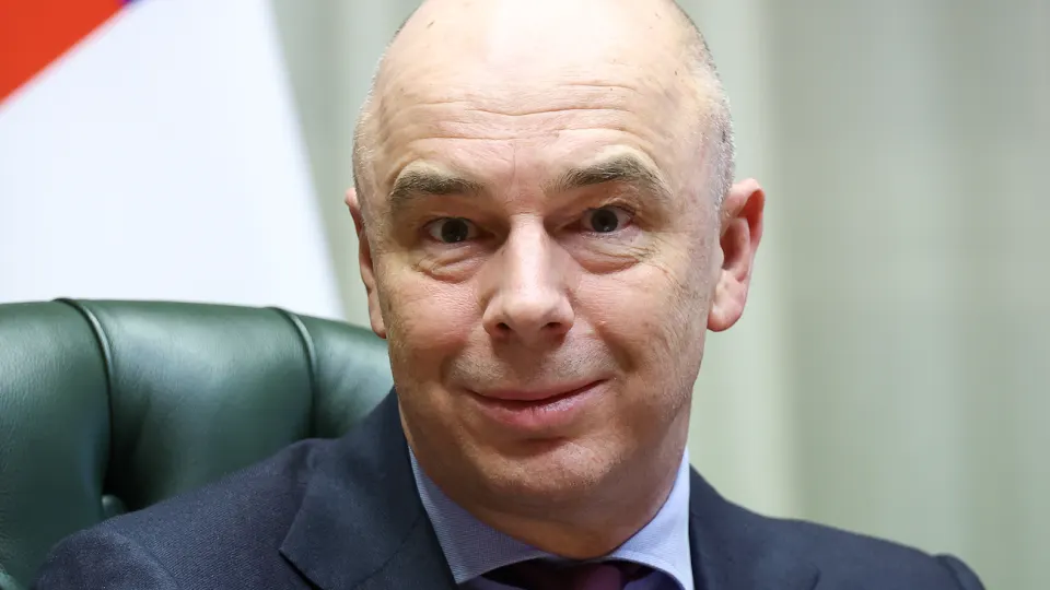 Министр финансов Антон Силуанов рекомендует россиянам не хранить накопления «под подушкой», а размещать их на депозитах или в инвестиционных инструментах, чтобы деньги работали на экономику. Официальная статистика показывает, что значительная часть сбережений уже лежит в банках, но наличные всё ещё занимают заметную долю.