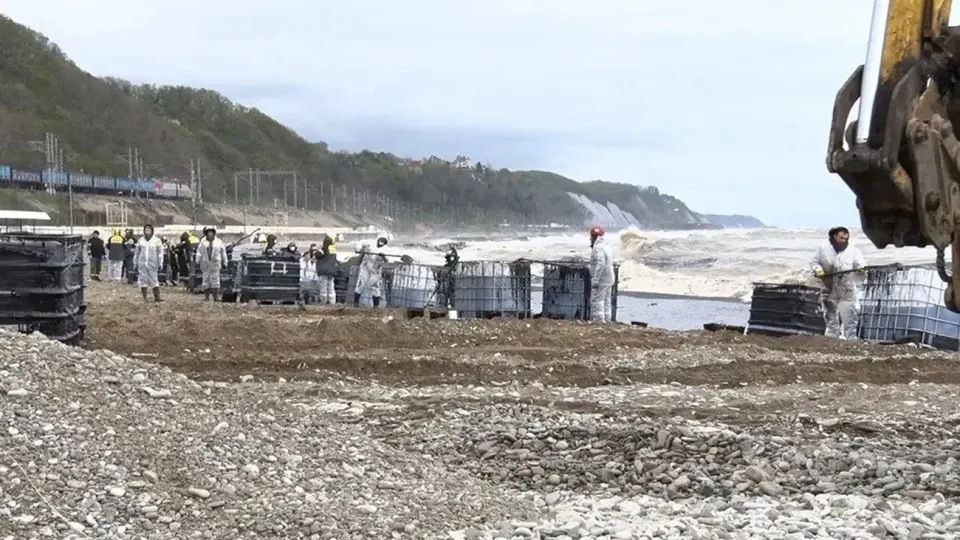 На фоне атак дронов по российским регионам и масштабного нефтяного загрязнения в Туапсе академик РАН Геннадий Онищенко заявляет, что Россия — «самая безопасная» страна для отдыха, тогда как экологи говорят о серьёзной угрозе здоровью и окружающей среде.