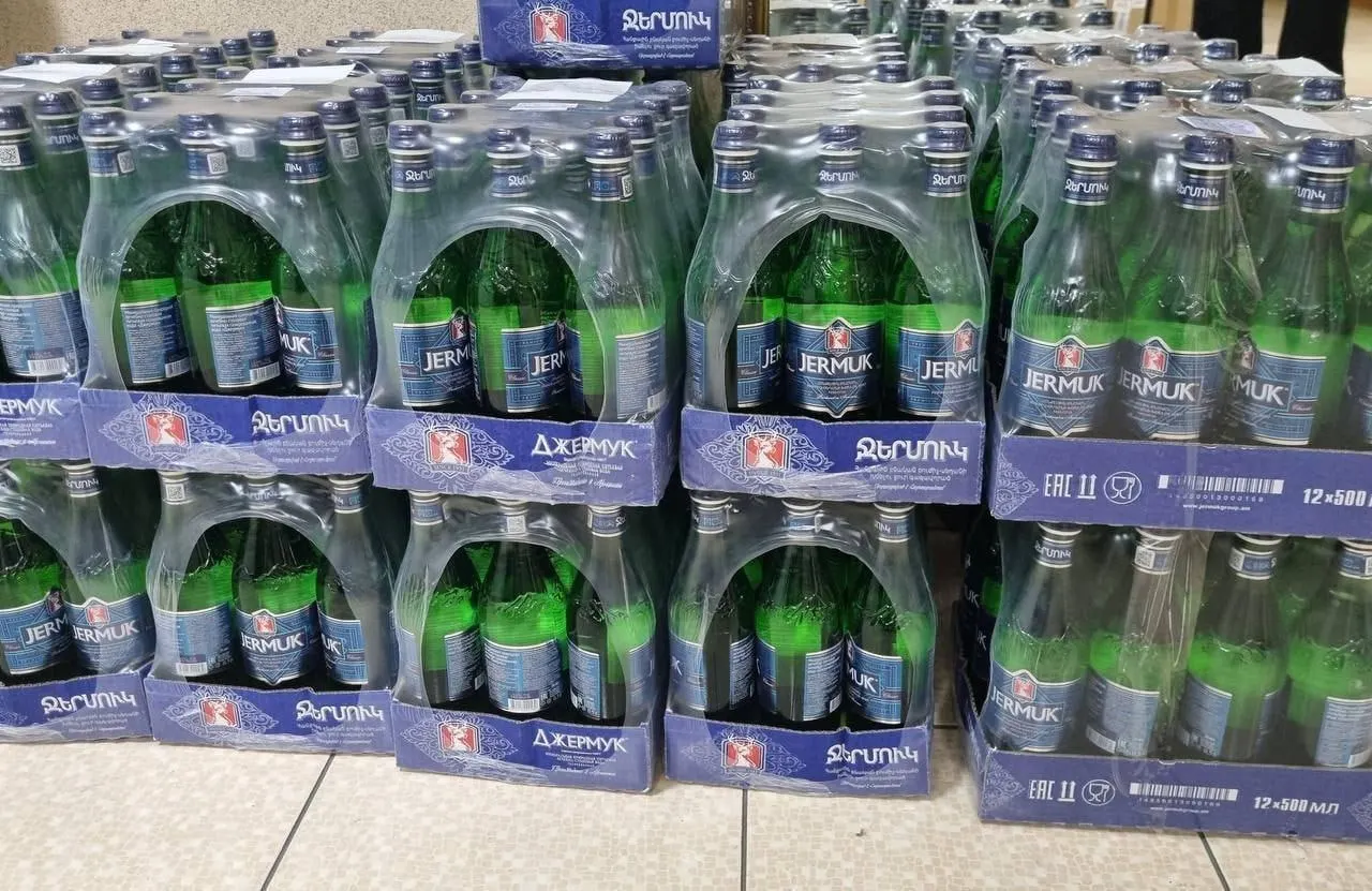 В России временно запретили продажу и отгрузку воды «Джермук» из Армении: продукция не соответствует требованиям, под запрет попали минеральная, питьевая и газированная вода в бутылках разных объёмов.