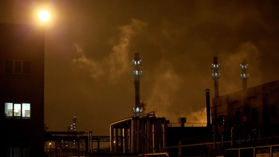 Рязанский и Московский нефтеперерабатывающие заводы остановили работу в середине мая. Остановка усугубила снижение объёмов переработки в России и может повлиять на поставки топлива в регионе.