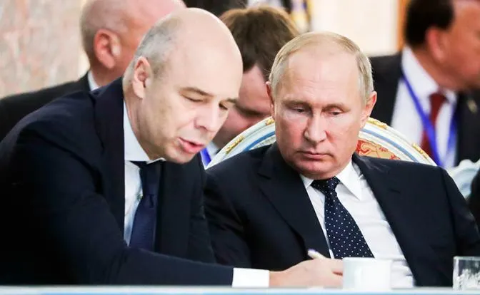 Депутат Госдумы сообщил, что глава Минфина фактически признал: бюджет, внесённый в конце прошлого года, не будет выполнен. Дефицит уже достиг 5,9 трлн рублей; в приоритете остаются соцобязательства и оборона, источники — резервы и заимствования.