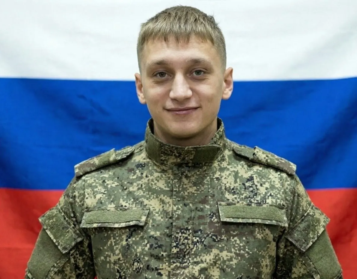 23‑летний студент из Бурятии заключил контракт на службу в новых войсках БПЛА и погиб через три месяца. Родственники говорят о массовой вербовке учащихся и обещаниях вернуть их в учебу после службы.