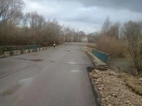 Проезд по мосту у деревни Валищево в Рыбновском округе снова открыт: паводковая ситуация постепенно нормализуется.