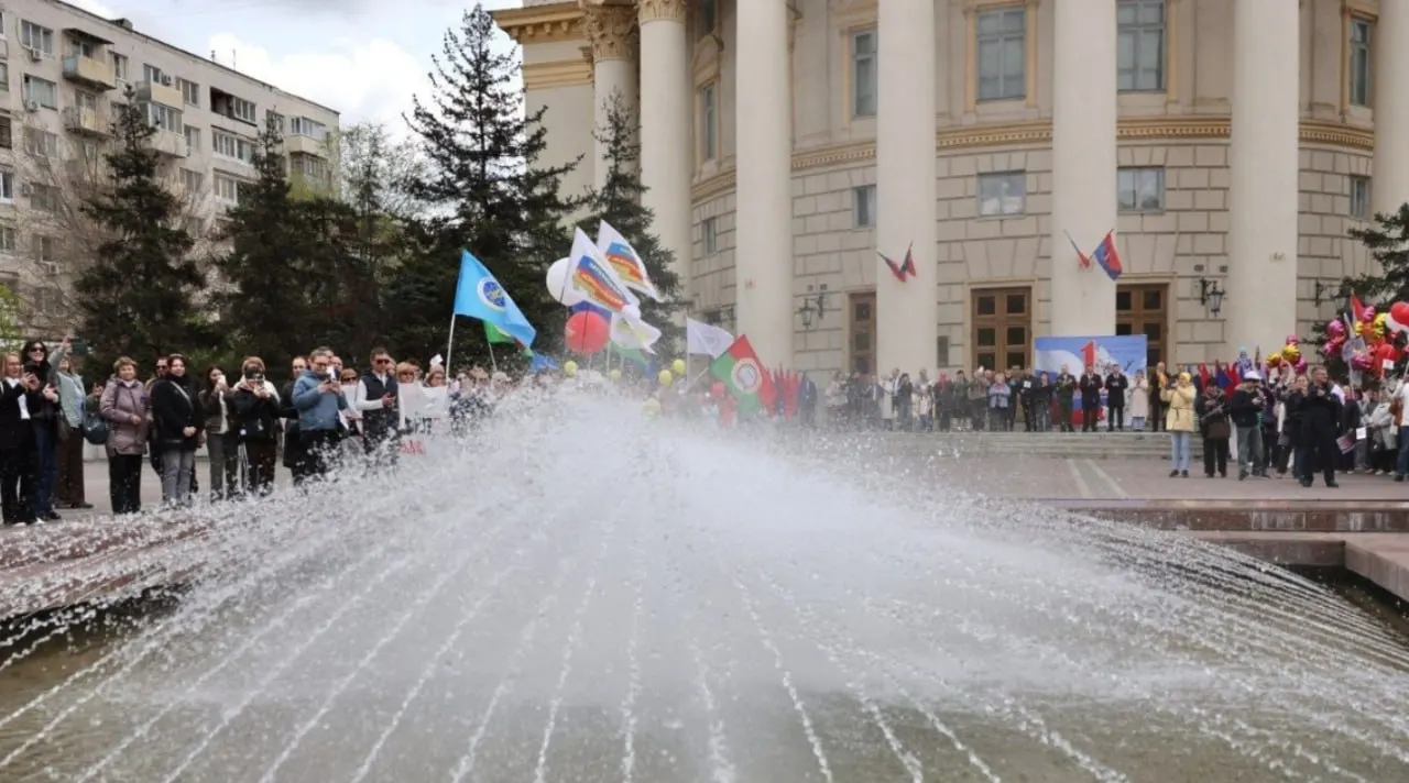 Митинг в Волгограде занял всего около десяти минут: короткие поздравления, стихи и танцевальный номер, после чего участников пригласили на концерт в ДК.