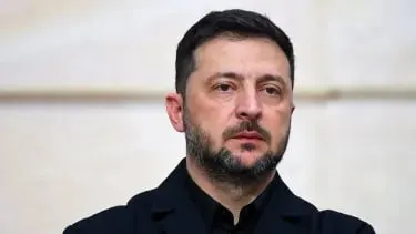 Президент Украины сообщил, что за последние сутки российская армия не соблюдала тишину: зафиксировано более 150 штурмовых действий, свыше сотни обстрелов и почти 10 тысяч ударов дронами-камикадзе. Украина пока воздерживалась от масштабных дальнобойных ответов, но обещает зеркальную реакцию в будущем.