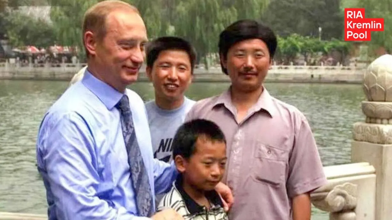 Мужчина, с которым президент был сфотографирован в 2000 году, вырос — он стал инженером, учился в Москве и хотел бы рассказать об этом. Тренд ностальгии по нулевым можно считать закрытым.