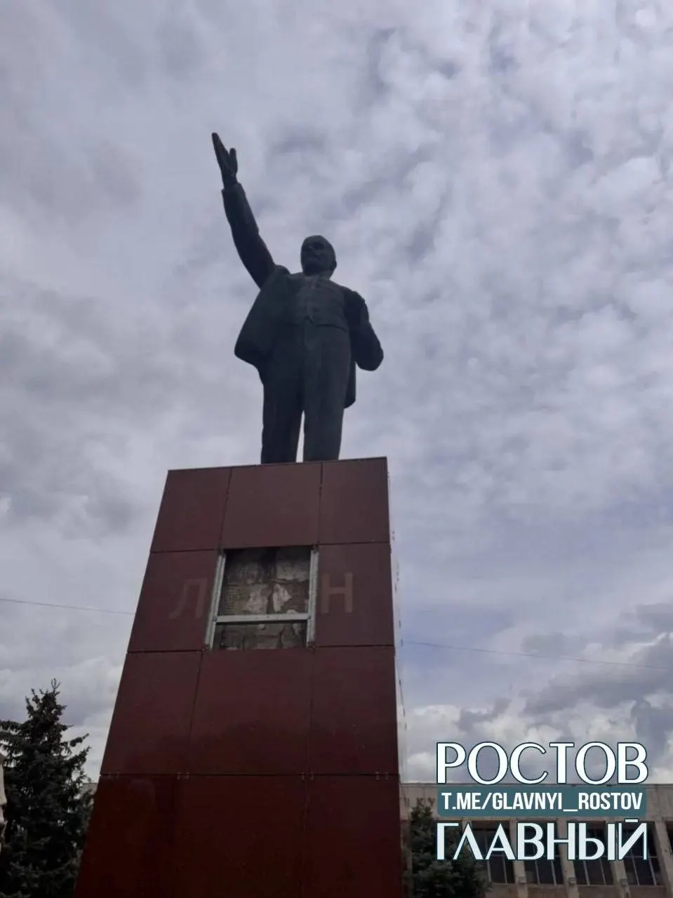 В городском парке Батайска неизвестные попытались разбить памятник Ленину. Глава города сообщил о задержании предполагаемых причастных; следственные действия продолжаются. Повреждённый участок временно оградили, позже подберут плитку и восстановят памятник.