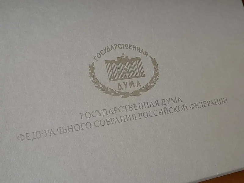 Законопроект предлагает штрафы до 1,5 млн рублей и вплоть до пяти лет лишения свободы за майнинг или оказание майнинговых услуг без внесения в реестр; наказание будет строже для организованных групп и при особо крупном ущербе.