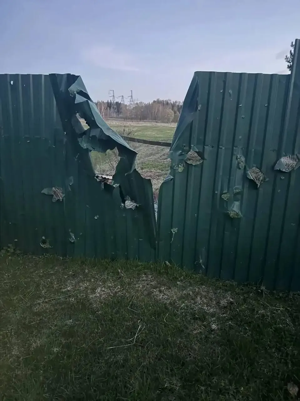 Ночью в нескольких регионах произошли атаки беспилотников: в Московской области погиб 77‑летний мужчина, власти Ленинградской области сообщают о 60 сбитых дронах, Минобороны сообщает о более чем 330 уничтоженных БПЛА по стране. В Санкт‑Петербурге отмечались сбои мобильного интернета и ограничения в аэропорту Пулково.