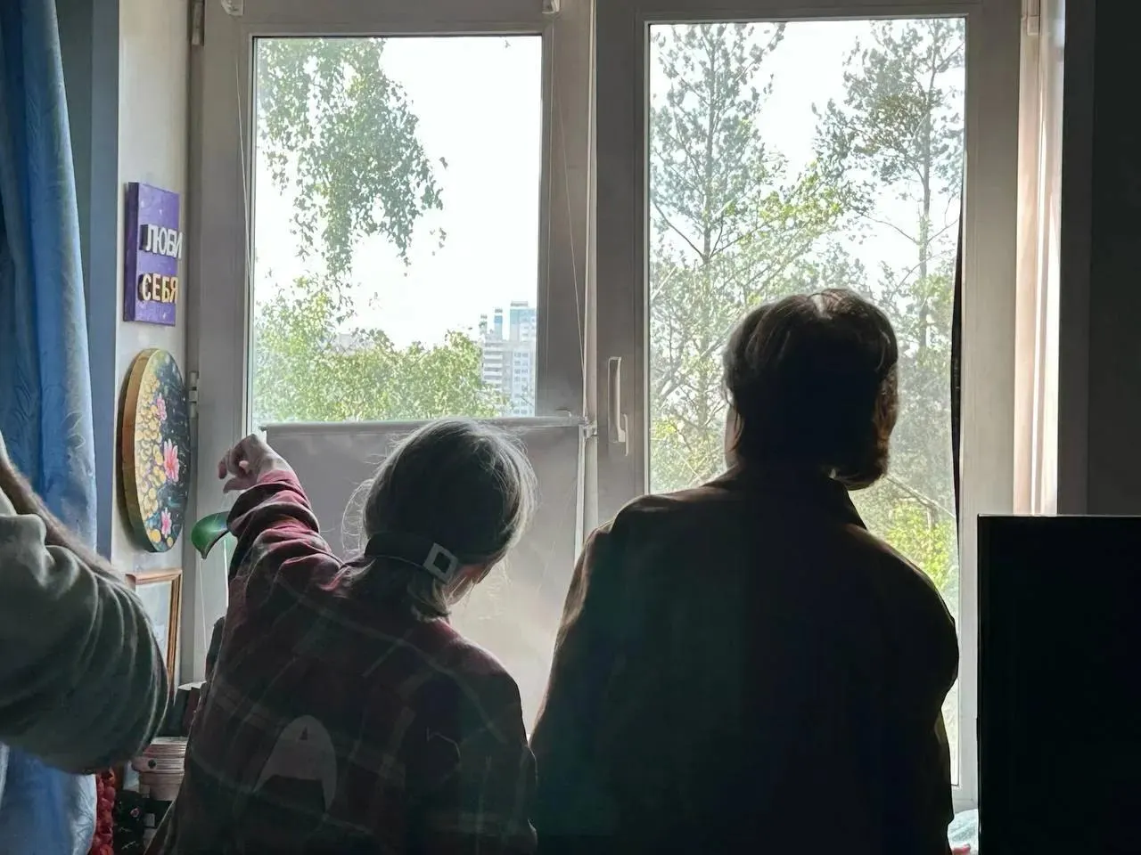 Ночью в Московской области зафиксировали несколько попаданий беспилотников: в Химках — удар по частному дому с одной погибшей, в многоквартирном доме — пожар и повреждения. У Шереметьево найдены обломки, вылеты задерживаются; за ночь по стране заявлено о 555 сбитых БПЛА.
