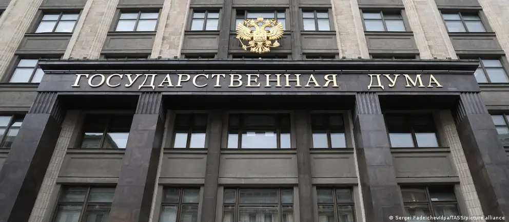 Парламент единогласно принял поправки, которые позволяют судам арестовывать счета и другое имущество граждан, покинувших страну, чтобы гарантировать уплату штрафов по ряду административных статей; новые нормы вступят в силу 1 сентября.