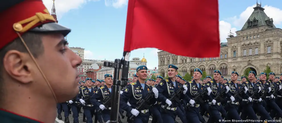 В 2026 году парады 9 мая в ряде городов России пройдут в сокращённом формате или будут отменены. Минобороны и Кремль объясняют это соображениями безопасности; эксперты указывают также на мобилизацию техники и политическую роль торжеств.