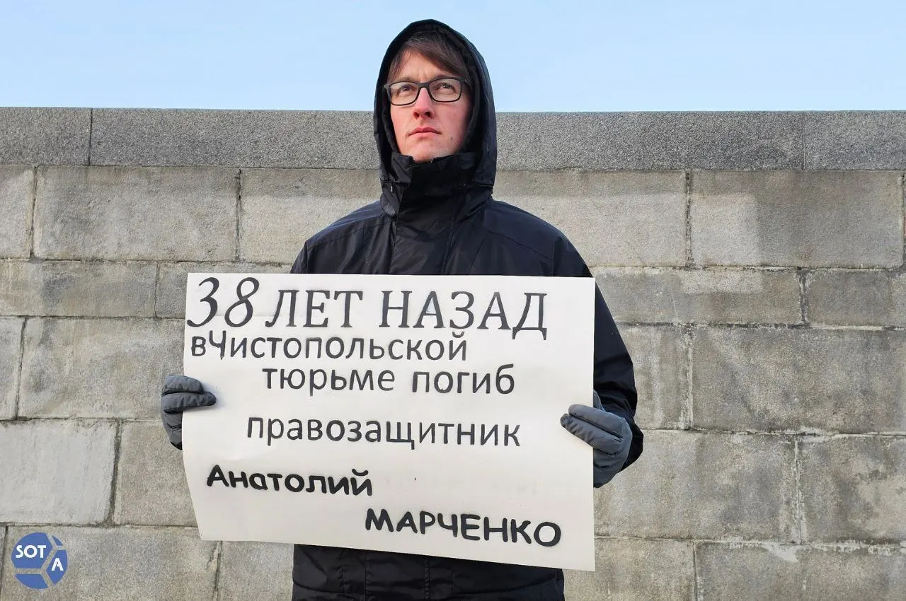 Кратко: в колонии погиб кубанский художник Владимир Яроцкий; в Екатеринбурге задержан исследователь репрессий Олег Новоселов; апелляция увеличила срок Хейдену Уильяму Дэвису до 15 лет; Россия объявила одностороннее перемирие с 8 по 10 мая.