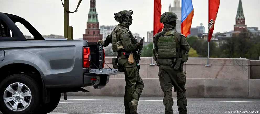 Власти отозвали выданные ранее приглашения для зарубежных репортёров на парад в Москве; праздничная программа пройдёт в сокращённом формате на фоне угроз и атак беспилотников.