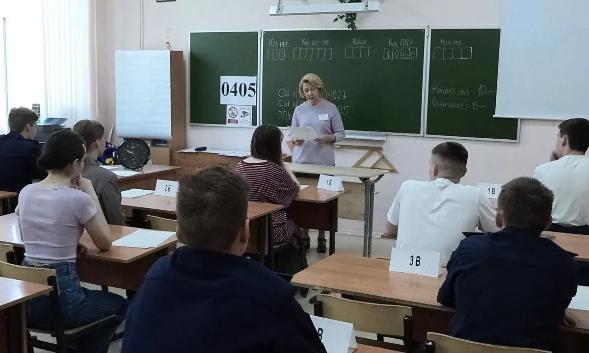 В обновлённых методических рекомендациях ведомства сказано, что организаторы и охрана не вправе прикасаться к участникам и их вещам; при срабатывании металлоискателя разрешено лишь вежливо попросить добровольно выложить или сдать предмет.