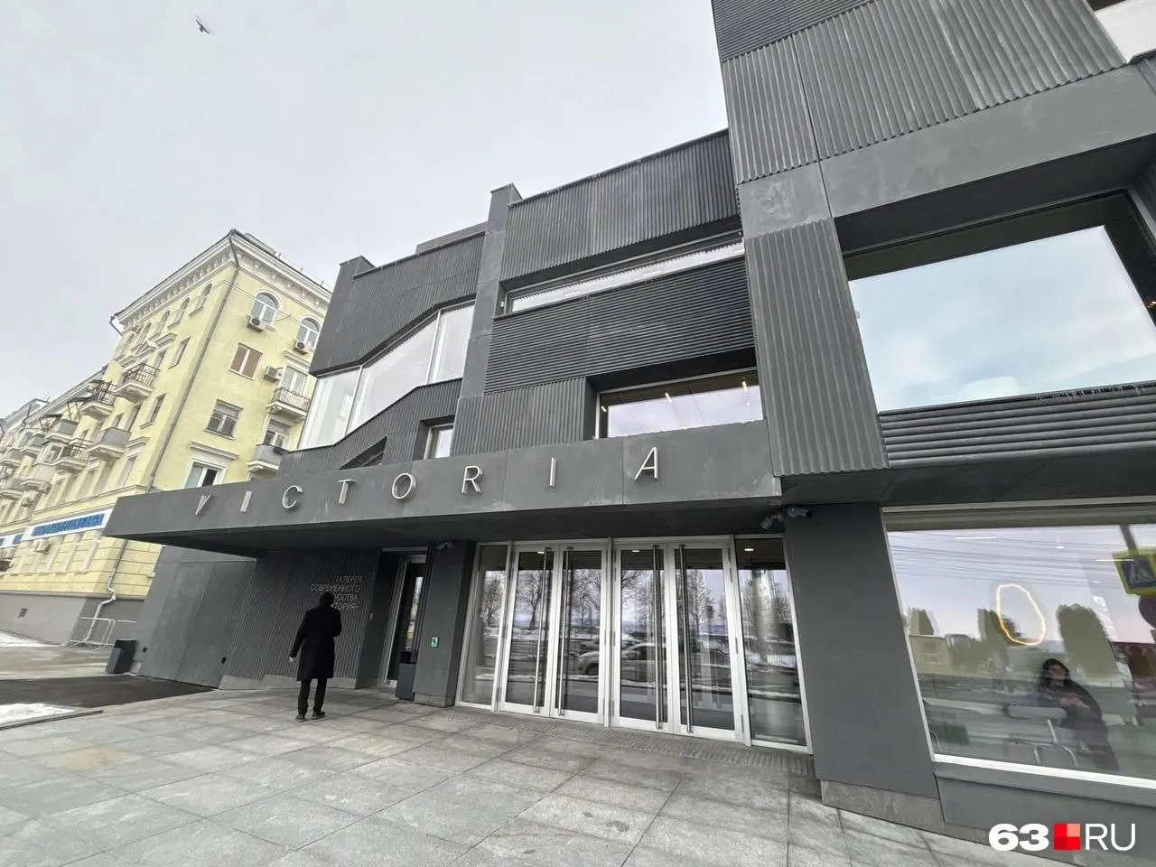 Новая выставка московской художницы Кати Горячеевой — часть проекта «Заговор тополей», посвящённого трём деревьям у входа в галерею. Открытие состоится 3 мая.