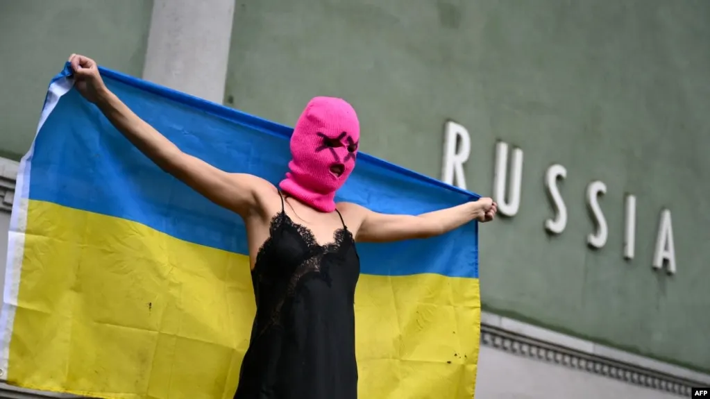 По обновлённому списку Росфинмониторинга панк‑сообщество Pussy Riot оказалось в перечне террористов и экстремистов; ранее группа была признана экстремистской, а ряд участниц осуждён за антивоенные акции.