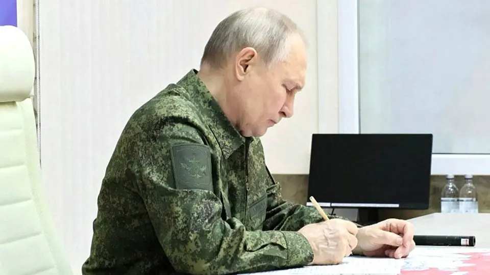 Разведки и военные стран Европы изменили прогнозы: на фоне застоя на фронте, потерь личного состава и внутреннего недовольства Кремль может пойти на провокации у границ НАТО, используя новые юридические основания для вывода войск за рубеж.
