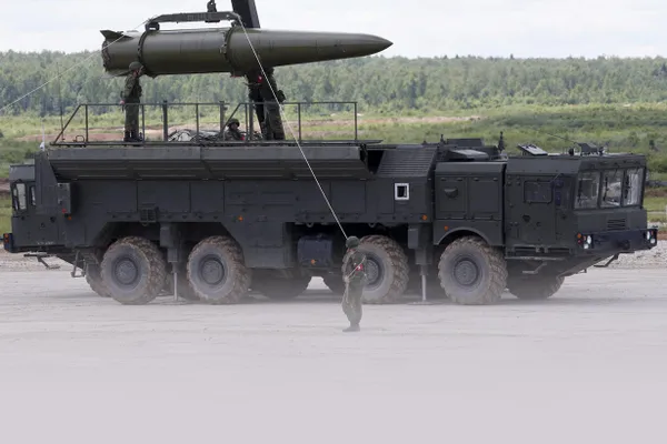 В Минобороны опубликовали кадры с перевозкой и разгрузкой боеприпасов для комплекса «Искандер»; сообщается, что техника скрытно выдвигалась для подготовки к пускам в рамках учений.