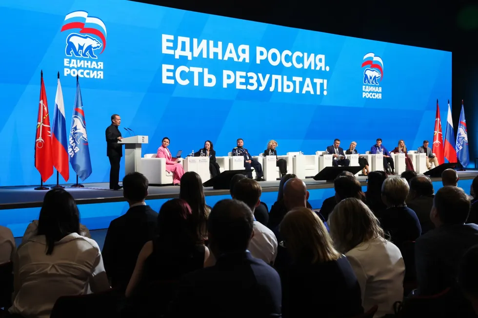 Политблок администрации президента рекомендовал государственным и лояльным изданиям избегать слова «запрет» в заголовках и заменять его более мягкими формулировками, акцентируя позитивные инициативы единороссов. Мера мотивирована желанием снизить негативный фон перед сентябрьскими выборами.