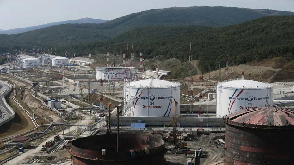 Из‑за повреждений портовой инфраструктуры и НПЗ поставки нефти сократятся, а прогноз роста ВВП на 2026 год почти вдвое снижен: теперь ожидается незначительный рост или стагнация.