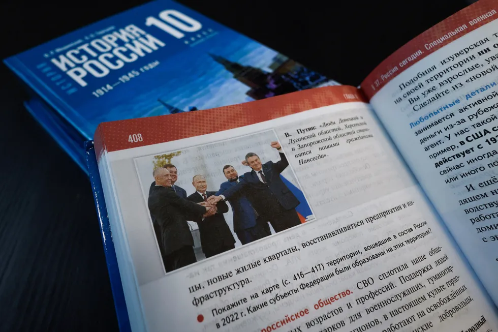 Новая линейка учебников по истории для 6–9-х классов под авторством В.Р. Мединского и А.В. Торкунова содержит системные искажения: современные политические проекты вплетаются в рассказ о древности, неудобные факты смягчаются или опускаются, а сложные события подаются в черно‑белой форме, выгодной власти.