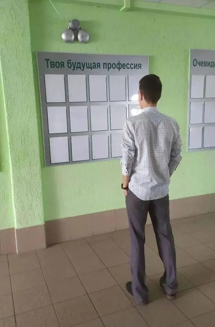 Законопроект предлагает, чтобы в магистратуру принимали либо выпускников профильного бакалавриата, либо соискателей с соответствующим опытом работы. Жесткого запрета на смену направления не планируется — требование может закрепляться в стандартах конкретных программ. Переход от Болонской системы намечен на 1 сентября 2026 года.