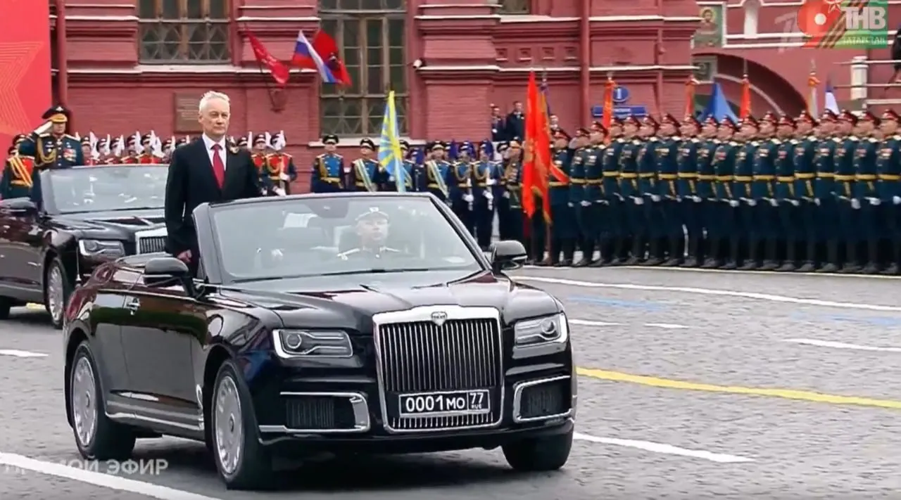 Министр обороны РФ Андрей Белоусов провёл смотр войск на автомобилях Aurus. Показанный кабриолет собран в Москве, а аналогичные модели выпускают в Елабуге.
