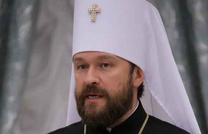 Митрополита и его оператора освободили без обвинений и мер пресечения после изъятия запрещённого вещества в багажнике. Защита оспаривает законность действий полиции, расследование продолжается.