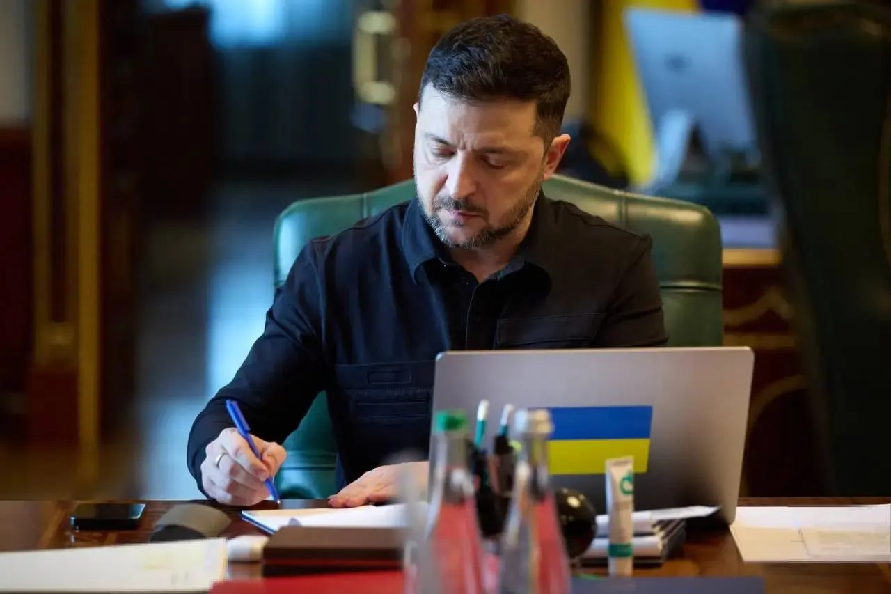 Президент Украины объявил о режиме тишины с 00:00 в ночь на 6 мая и пообещал зеркальные действия; Киев не получал официального предложения о перемирии от Москвы. Ранее Минобороны РФ объявило одностороннее перемирие на 8–9 мая.