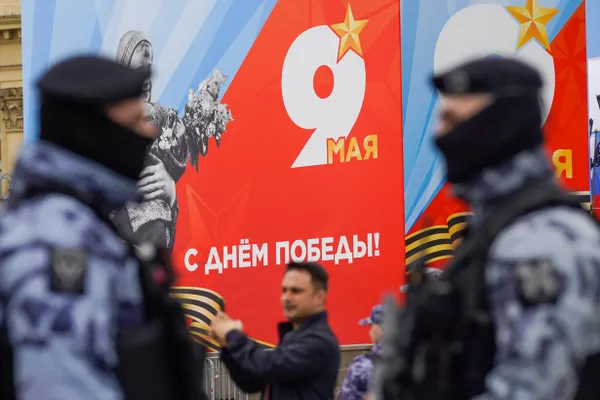 Жители Санкт‑Петербурга с 19 мая сталкиваются с перебоями мобильного интернета. Одновременно в Ленинградской области объявляли беспилотную опасность, Пулково испытывает задержки и отмены рейсов.