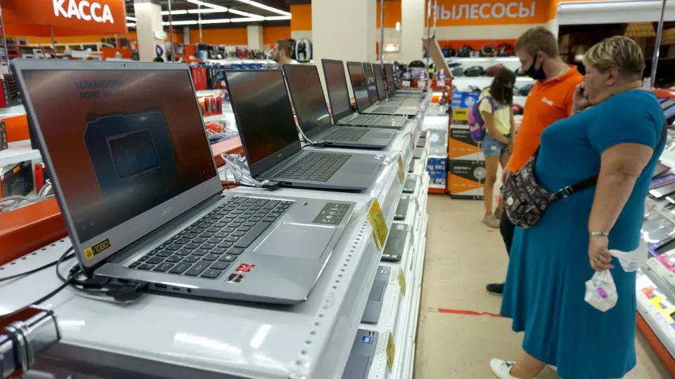 Минпромторг исключил из перечня для параллельного импорта 22 бренда компьютерной техники и комплектующих — запрет вступит в силу 27 мая. Власти уверяют, что товары заменимы отечественными аналогами, производители предупреждают о риске дефицита и росте цен.