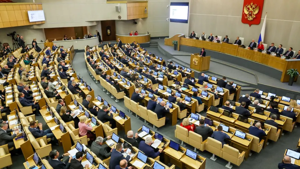 Комитет Госдумы одобрил поправки, которые отменяют ограничение на стоимость арестуемого имущества у россиян, находящихся за границей и осуждённых по политическим статьям. Дела планируют рассматривать заочно, решения вступают в силу немедленно; закон может заработать с 1 сентября 2026 года.