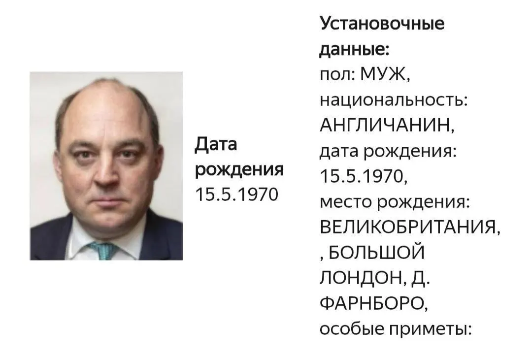 В карточке на официальном сайте МВД сообщается о розыске Бена Уоллеса; точная статья уголовного преследования не уточняется. Ранее он не раз публично поддерживал Украину и высказывался по вопросам, связанным с Крымским мостом.