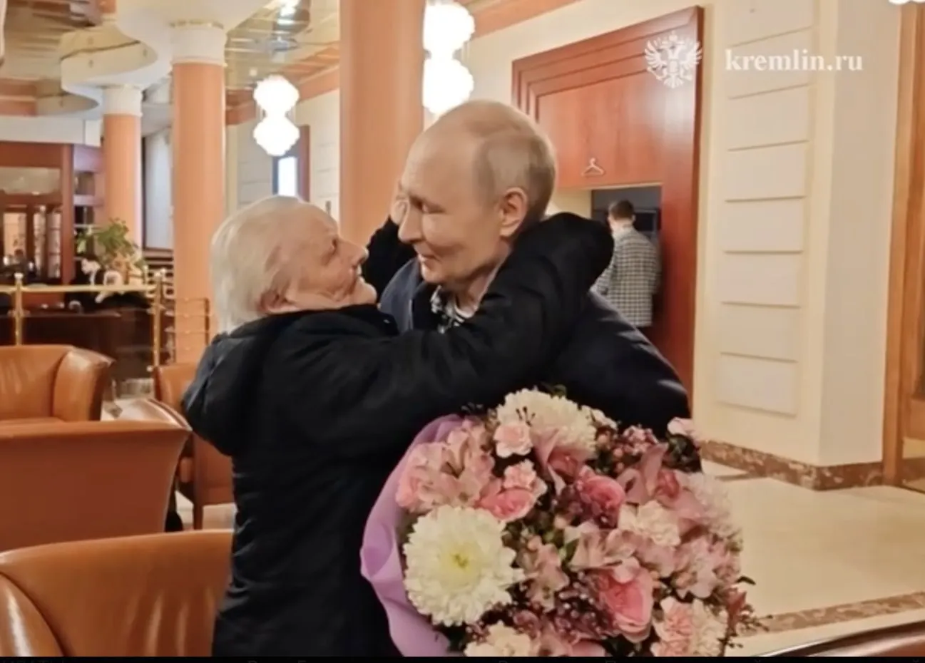 Глава государства увиделся с первой школьной учительницей — встреча прошла тепло и эмоционально, участники не скрывали слёз.