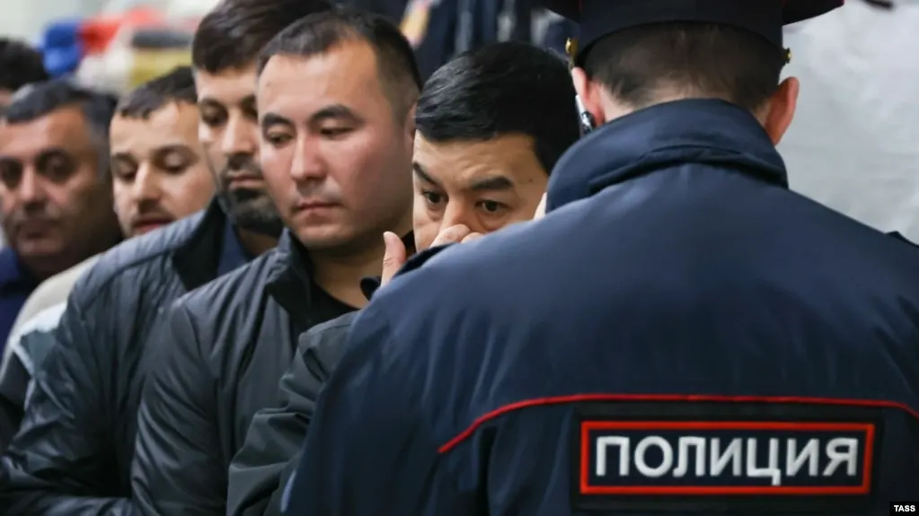 Законопроект расширяет основания для административной депортации: участие в несогласованных митингах, «дискредитация» вооружённых сил, призывы к санкциям и другие правонарушения.
