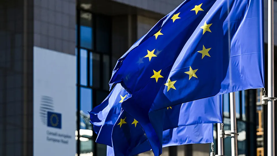 После смены власти в Венгрии лидеры Евросоюза обсуждают перевод механизма продления санкций с полугодового на годовой срок и подготовку «мини‑пакета» мер против теневого флота и оборонной промышленности России.