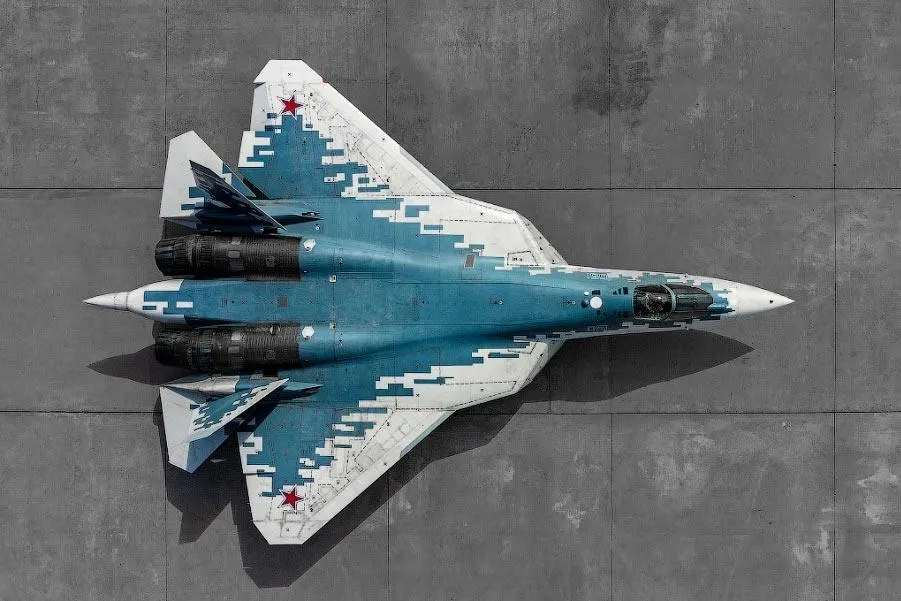 Украинский Генеральный штаб сообщил, что 25 апреля беспилотные системы якобы поразили несколько Су‑57 и один Су‑34 на аэродроме Шагол; независимого подтверждения пока нет.