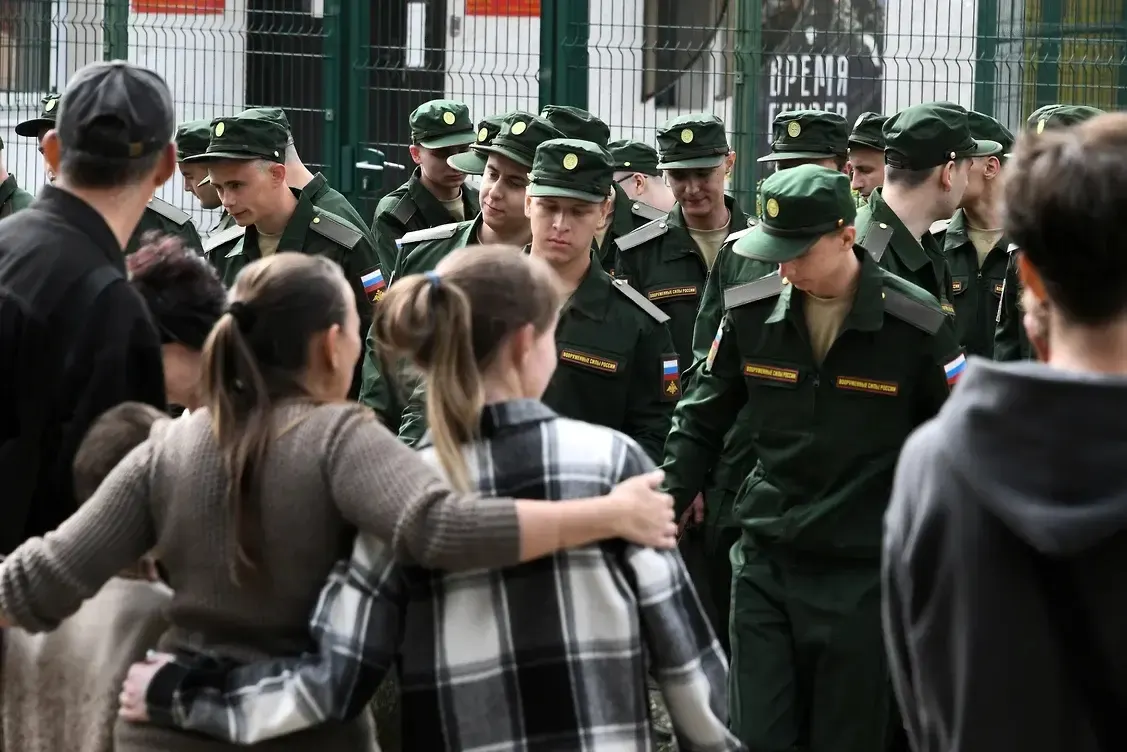 Женщины оспаривают поправки, по которым выплаты и льготы положены только при одновременном наличии трёхлетнего совместного проживания и общего несовершеннолетнего ребёнка; первый иск уже направлен в Верховный суд.