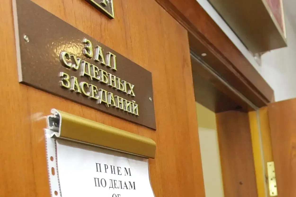 Верховный суд фиксирует 219 приговоров по статье о госизмене за прошлый год. Большинство осуждённых получили сроки 10–15 лет; среди приговорённых есть молодые люди и подростки. Правозащитники считают, что реальные цифры выше.