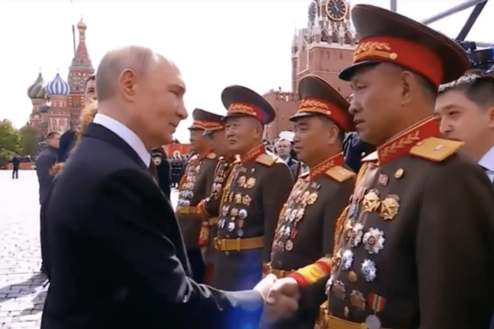 В Пхеньяне в мемориальном музее обнаружены фотографии и медали, подтверждающие проведение в декабре 2025 года закрытой церемонии вручения российских наград северокорейским военным, участвовавшим в операциях в Курской области.