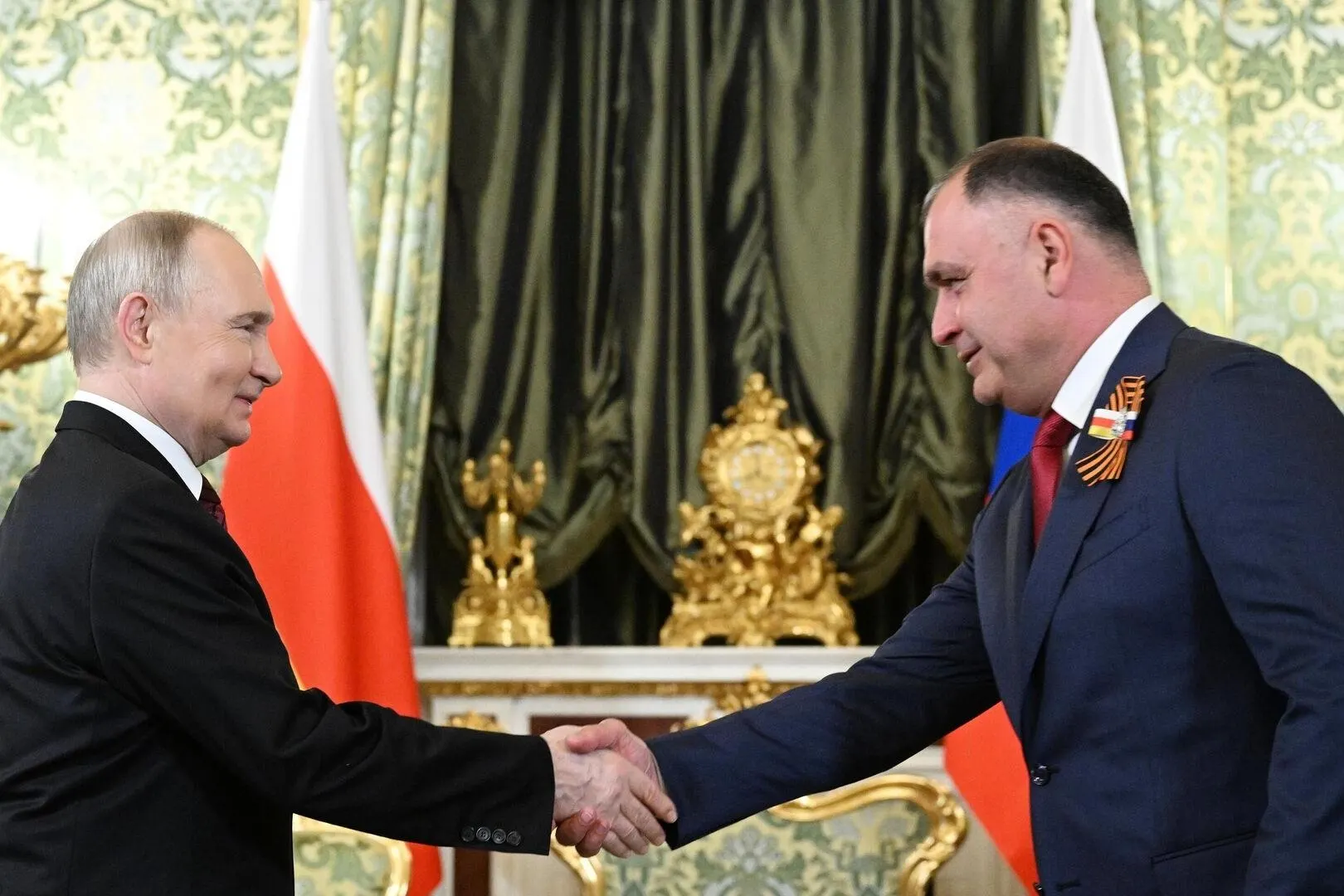 Владимир Путин внес в Государственную думу документ о ратификации договора с Южной Осетией, который предполагает гармонизацию законодательства, экономическую интеграцию и расширение социального сотрудничества между странами.